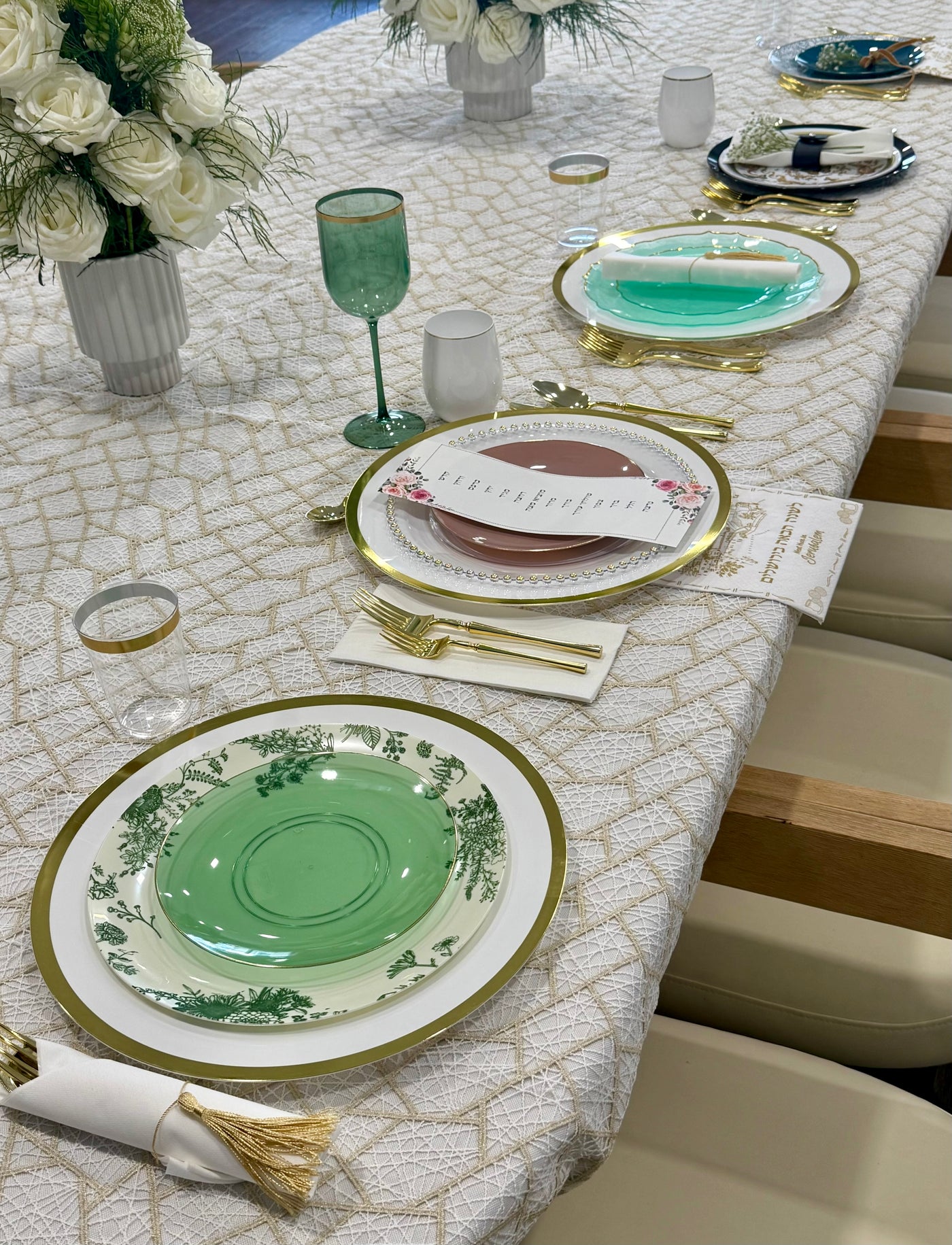 Regal Pesach in a Box Place Settings (100 place settings, 10 people for 10 meals)