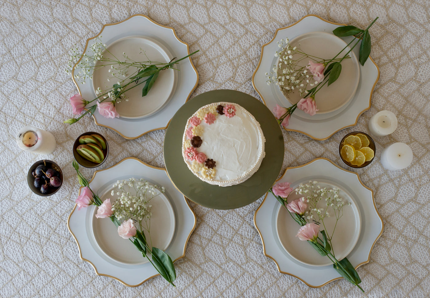 Sherlin Lined White And Gold Tablecloth Collection